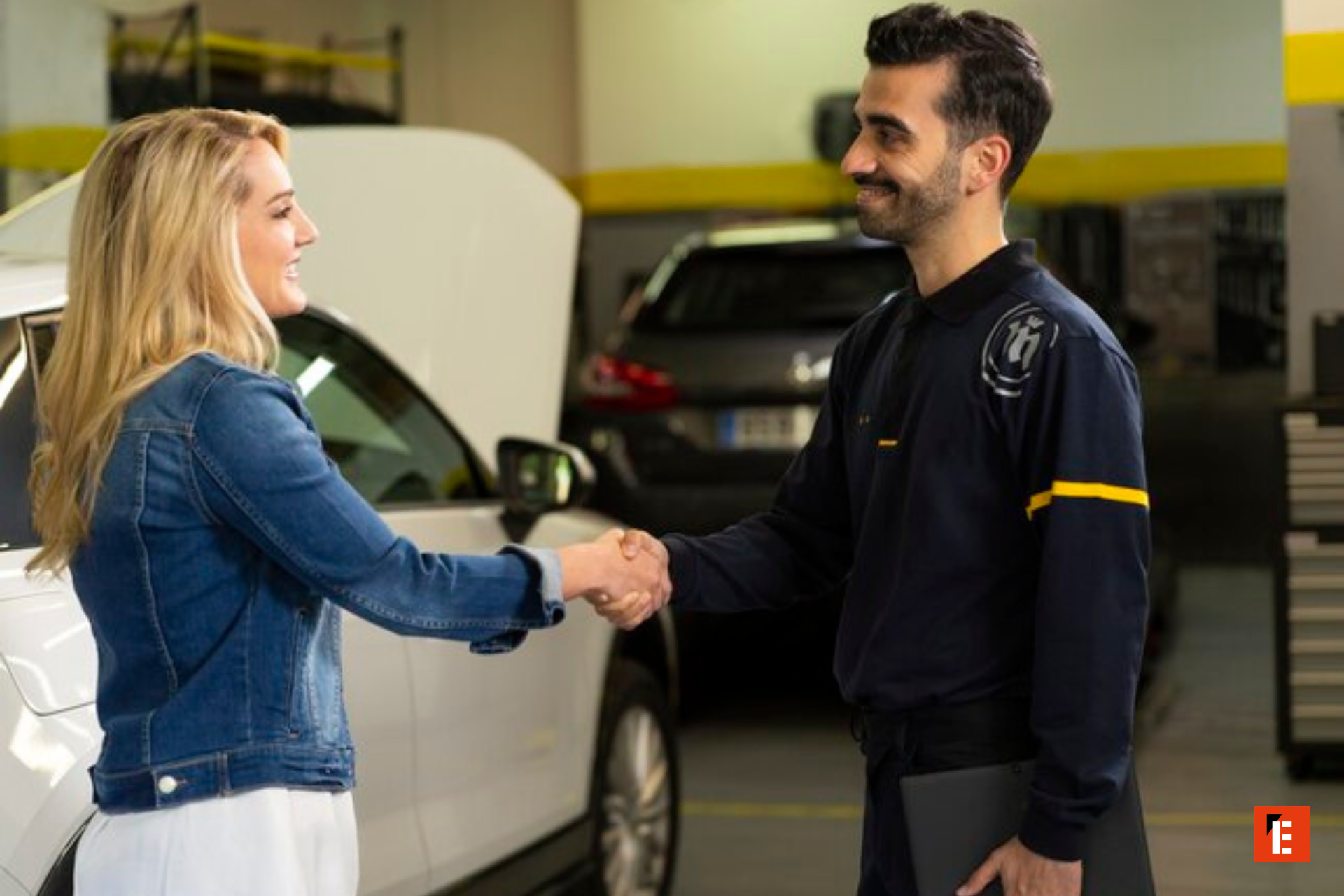 stretta di mano in officina: cliente e meccanico
