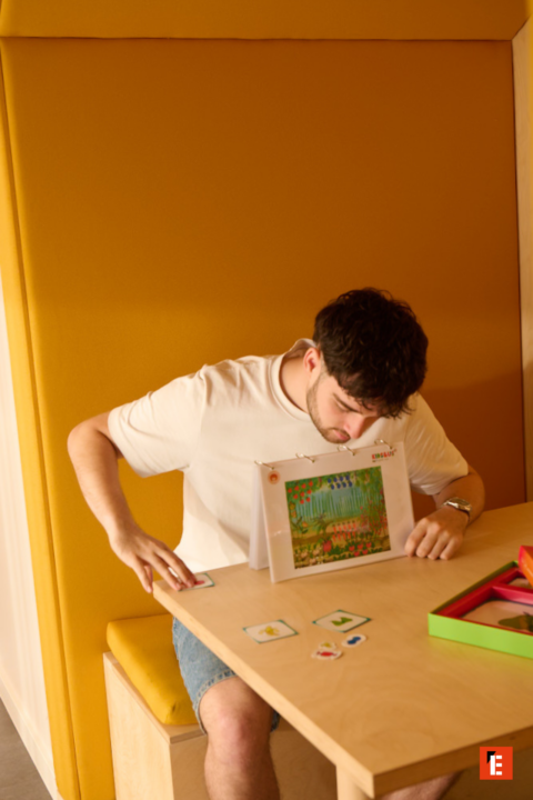 mężczyzna układa karty gry edukacyjnej