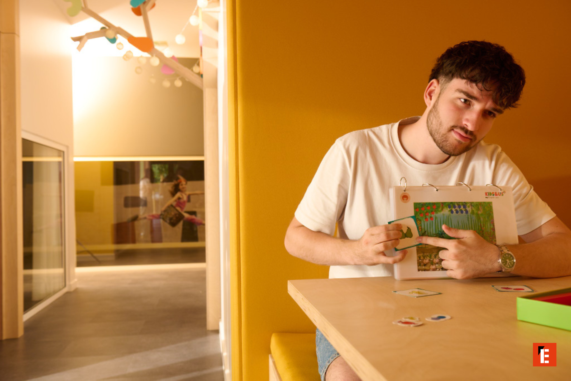 mężczyzna z kart edukacyjnych przy Żółtej kanapie