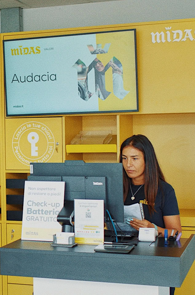 banco servizio midas giallo con controllo batterie gratuito
