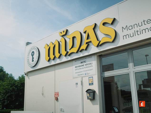 insegna midas su officina di revisione veicoli