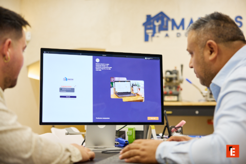 colaboradores revisan diseño en monitor compartido