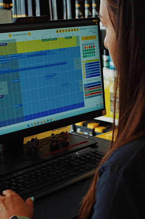 postazione di lavoro con calendario digitale 9 giugno 2026