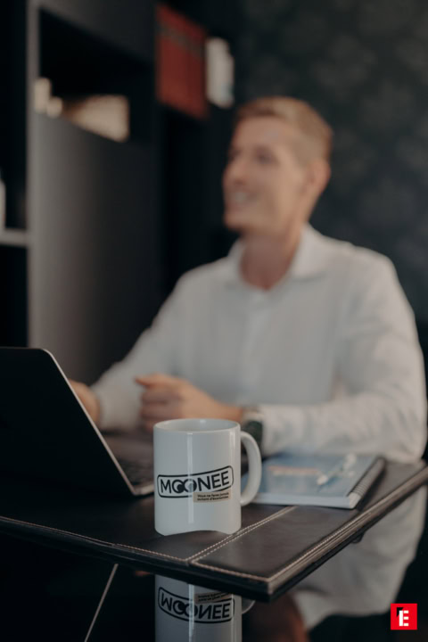 mug moonee en réunion, bureau flou