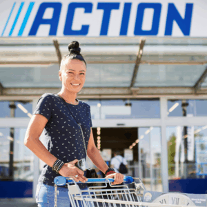 mujer con carro en la entrada de action