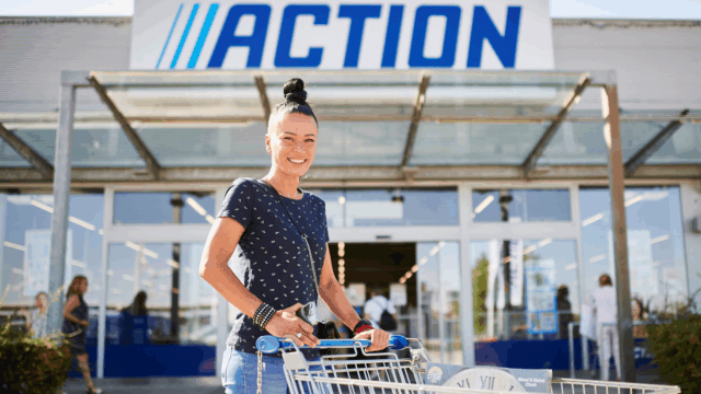 mujer con carro en la entrada de action