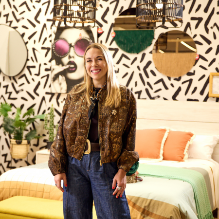 mujer sonriente en dormitorio bohemio moderno