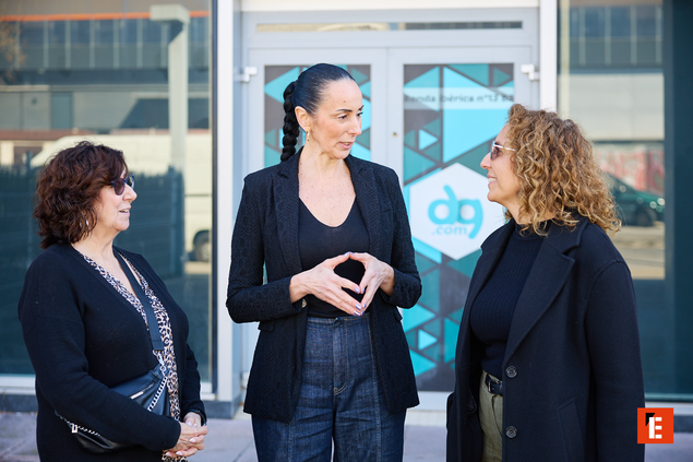 charla de mujeres de moda urbana frente a escaparate