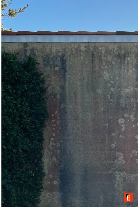 mur patiné, lichens et toit en tuiles rouges