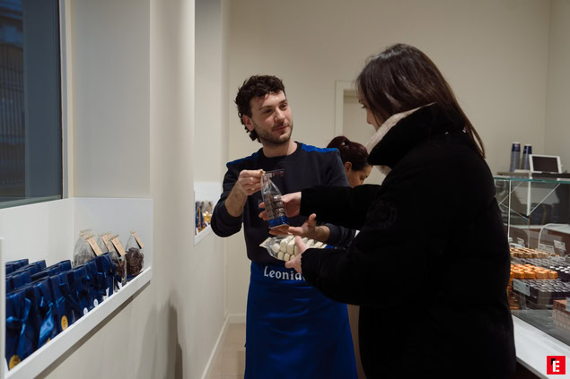 commesso offre assaggio di caramelle artigianali