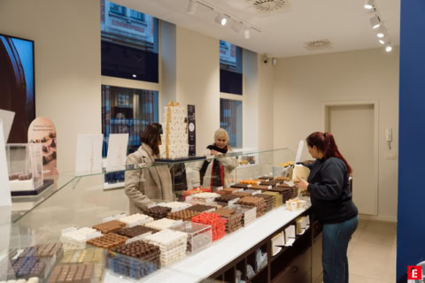 cioccolateria artigianale: praline in vetrina