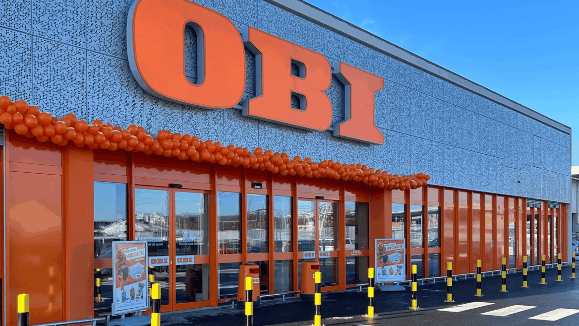 obi filiale mit orangener ballongirlande am eingang