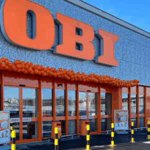 obi filiale mit orangener ballongirlande am eingang