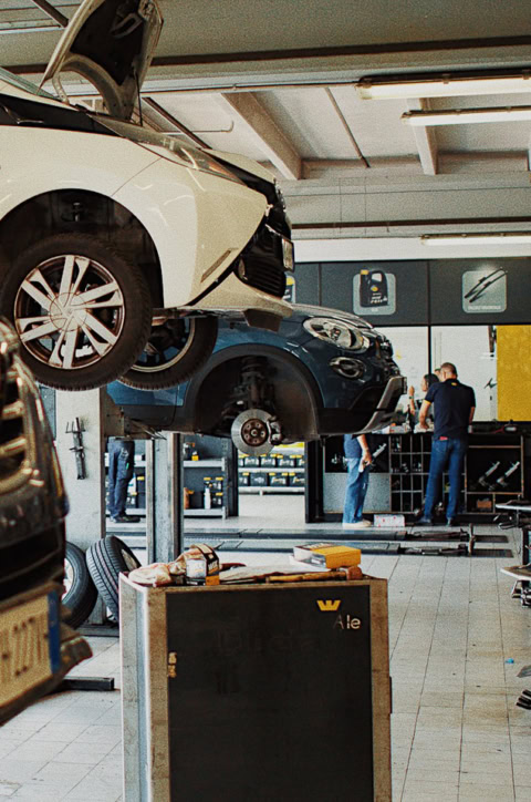 officina meccanica: auto sollevate e riparazioni
