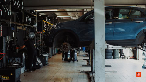 officina: suv sollevato per cambio ruota e freni