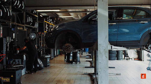officina: suv sollevato per cambio ruota e freni