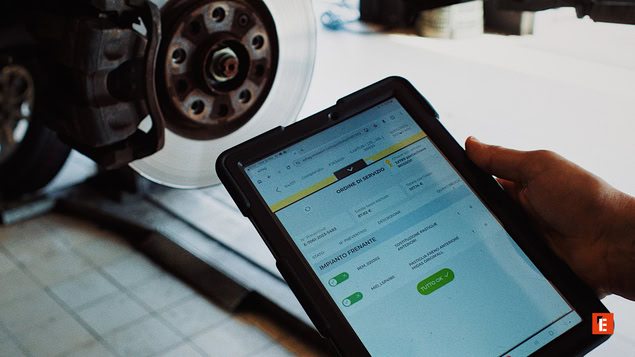 tablet robusto in officina per la diagnosi dei freni