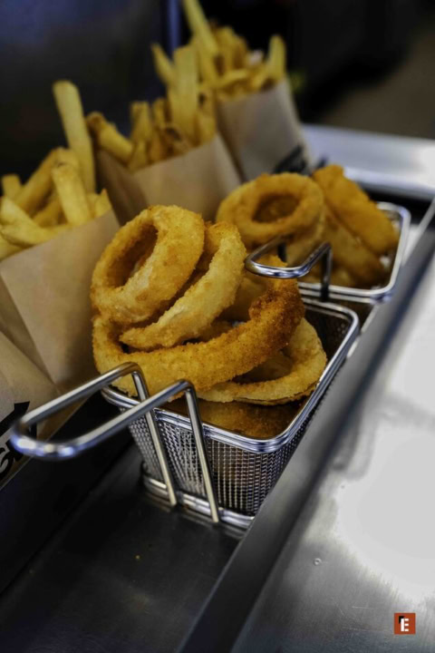 anneaux doignon croustillants et frites dorées