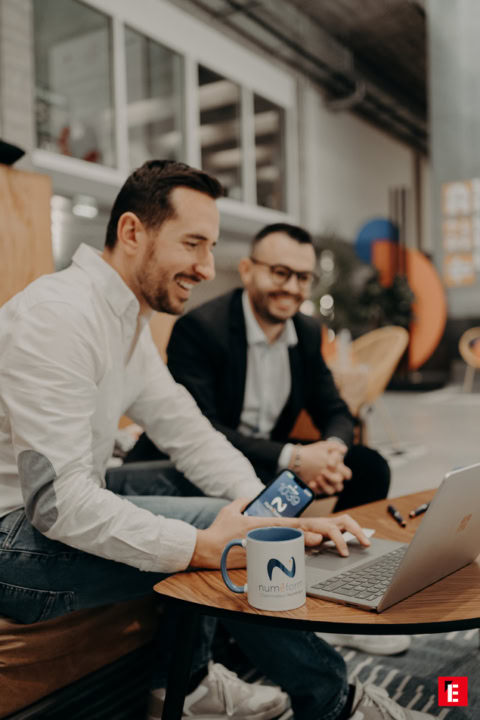 collaboration entre collègues en open space