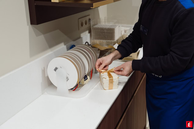 confezione regalo artigianale: mani e nastro dorato