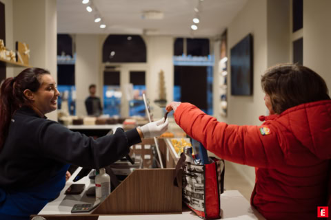 pagamento con carta al bancone del negozio