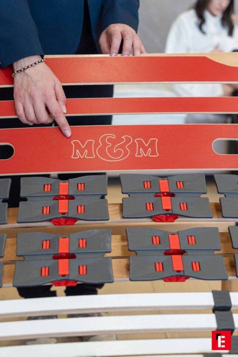 pannello rosso con logo m&m e connettori modulari