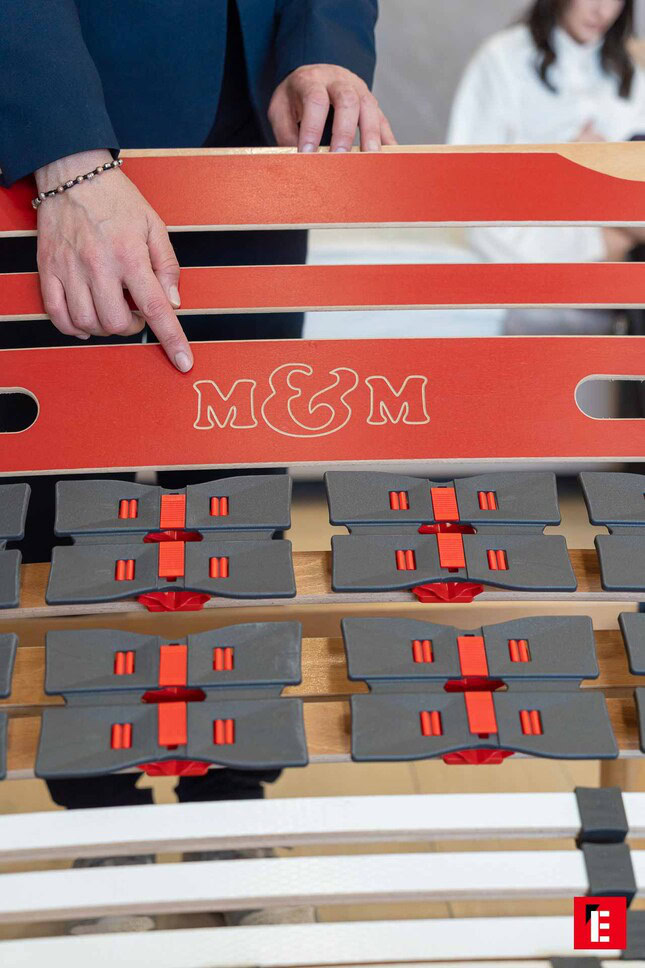 pannello rosso con logo m&m e connettori modulari