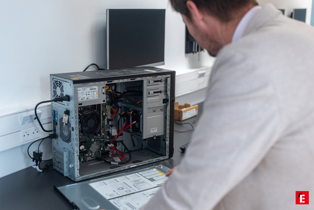 réparation pc en atelier, boîtier ouvert
