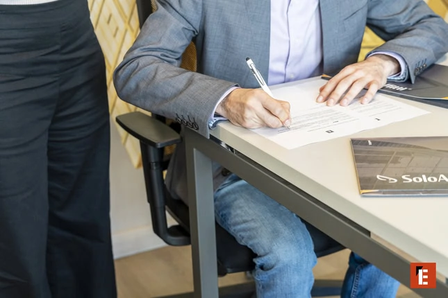 firma di contratto in ufficio