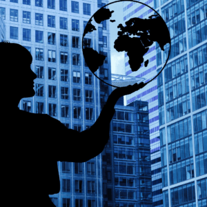 persona con planeta en la mano rodeada de edificios (1)