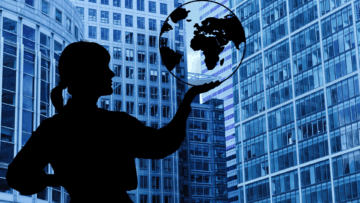 persona con planeta en la mano rodeada de edificios (1)