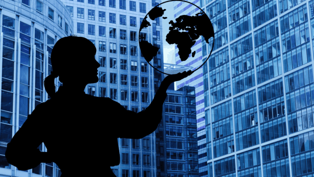 persona con planeta en la mano rodeada de edificios (1)