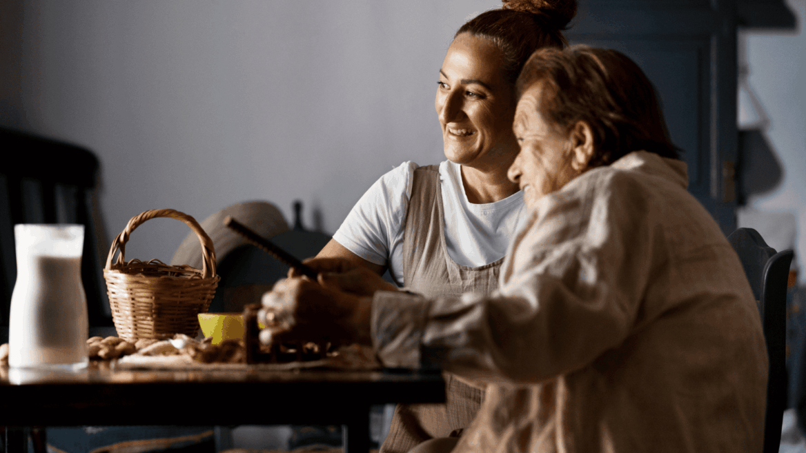 persona mayor y joven sentadas