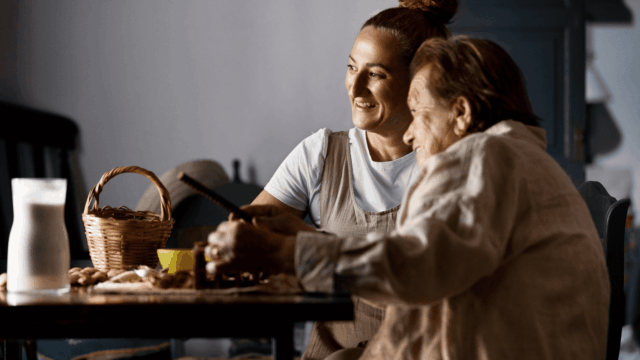 persona mayor y joven sentadas