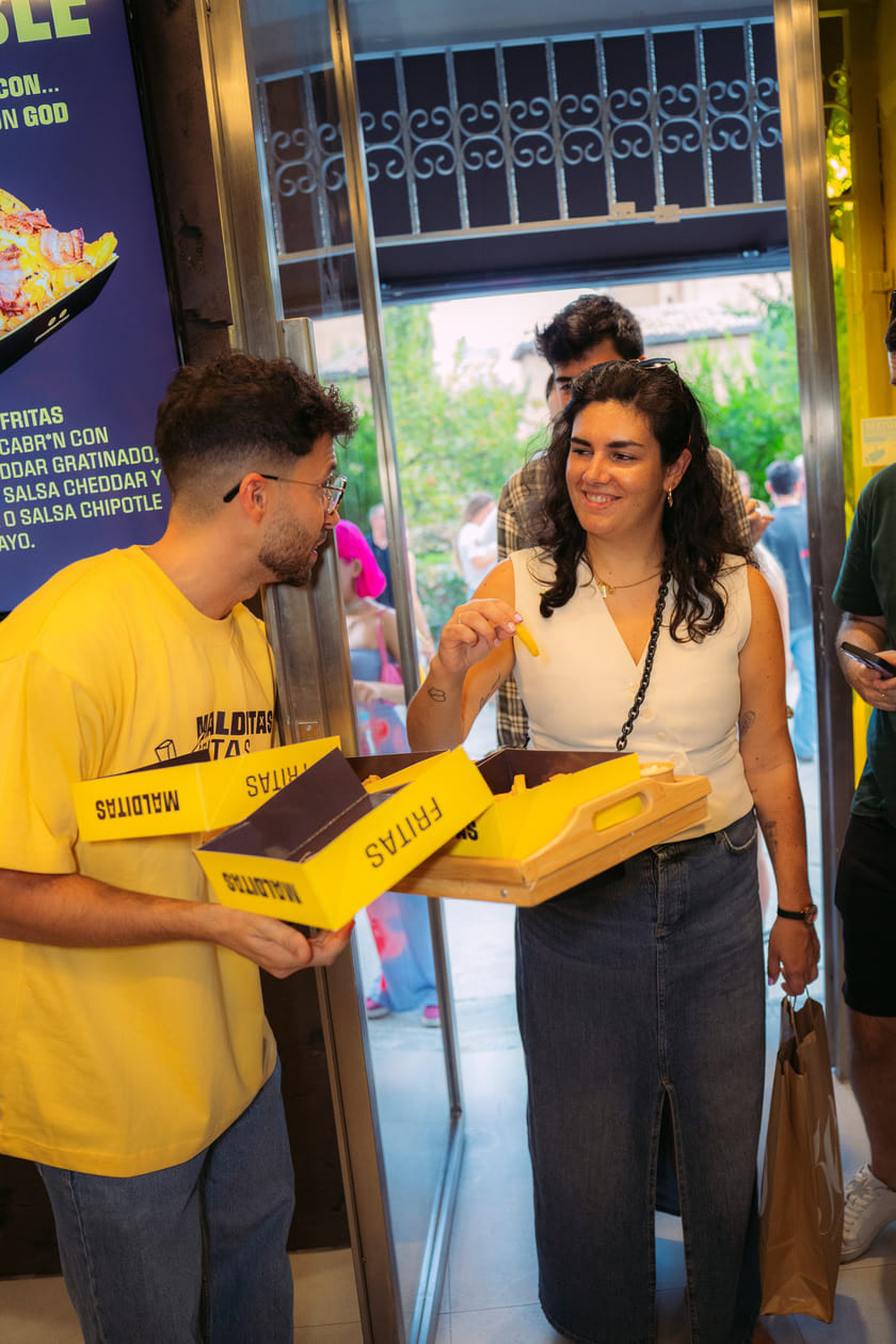 personas en local patatas fritas