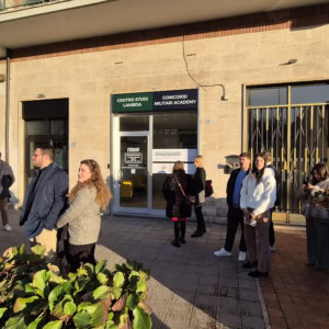 persone in fila davanti al centro studi