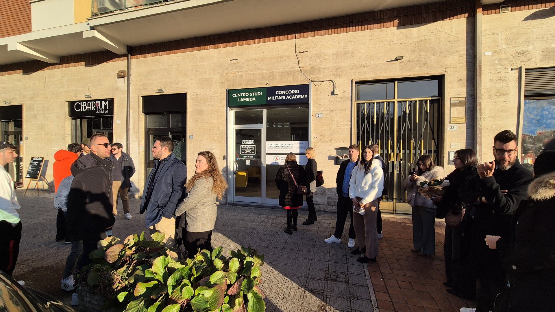persone in fila davanti al centro studi