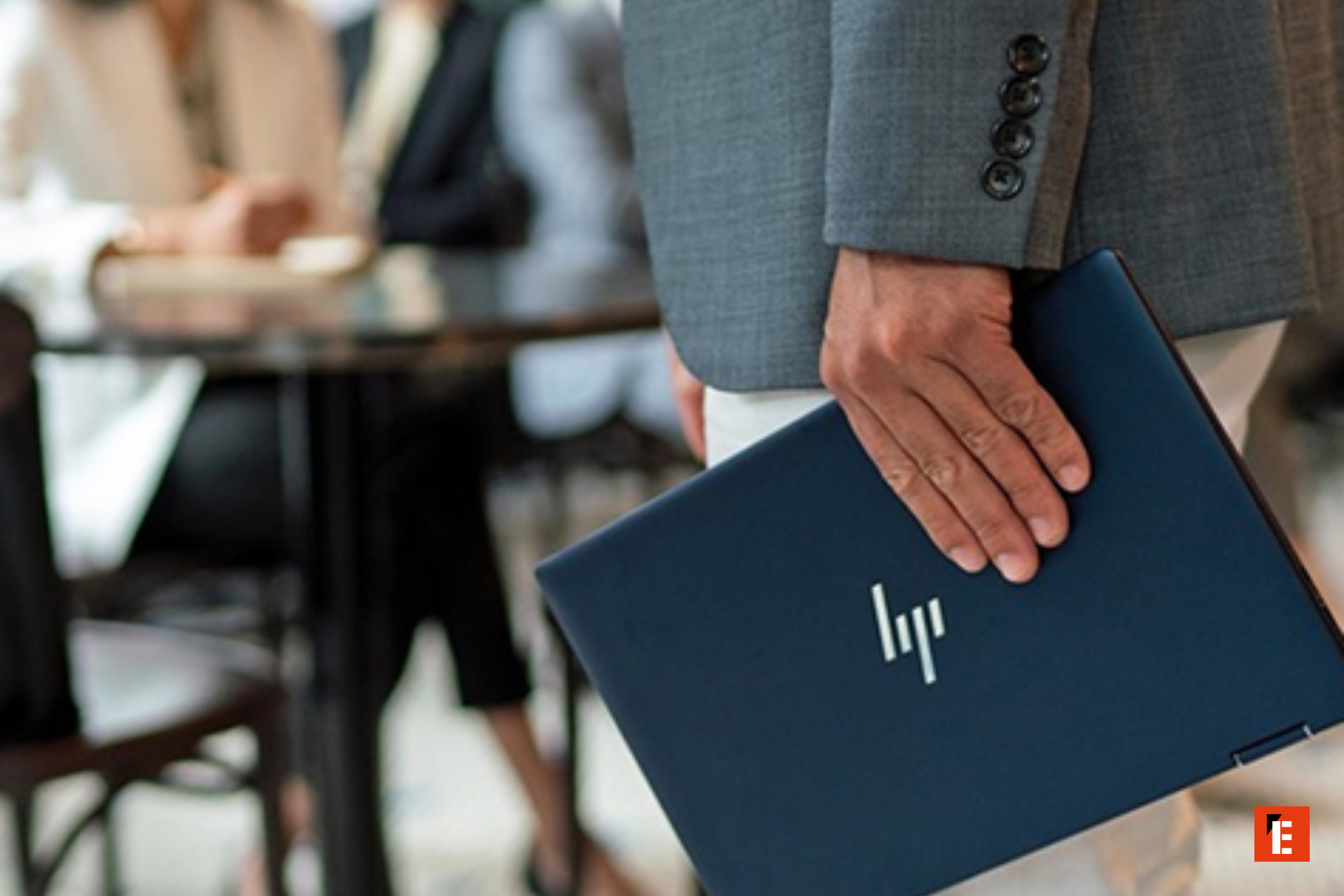 personne tenant un ordinateur portable bleu, ambiance café