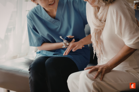 soignant avec stéthoscope pour personne Âgée