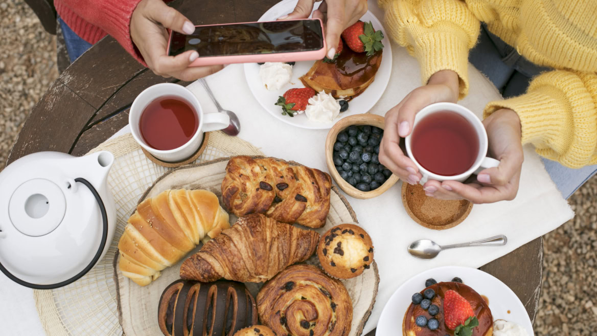 brunch convivial: pâtisseries, pancakes et thé