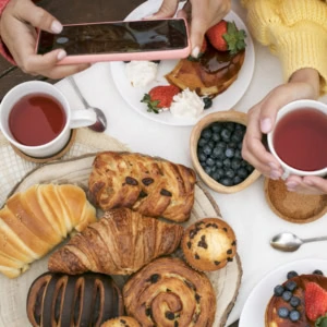 brunch convivial: pâtisseries, pancakes et thé