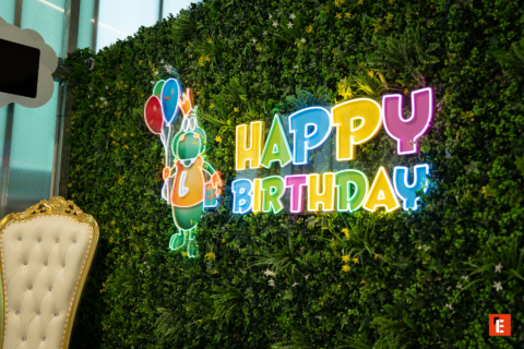 mur végétal néon joyeux anniversaire avec fauteuil et mascotte