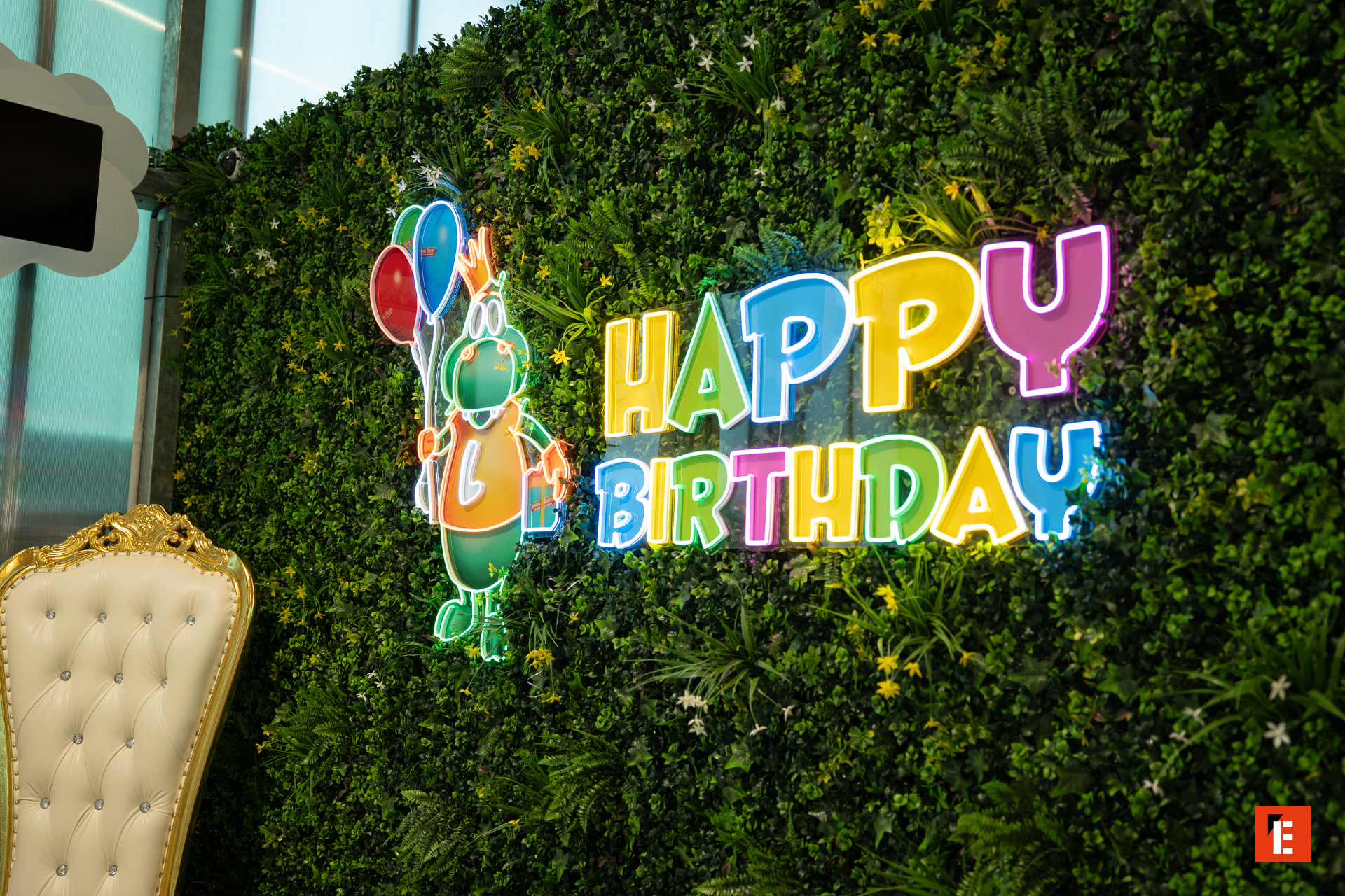 mur végétal néon joyeux anniversaire avec fauteuil et mascotte