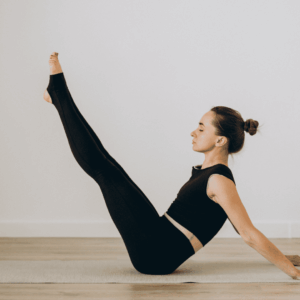 postura de barco en pilates: equilibrio y fuerza