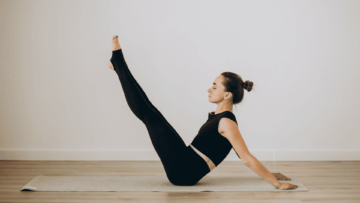 postura de barco en pilates: equilibrio y fuerza