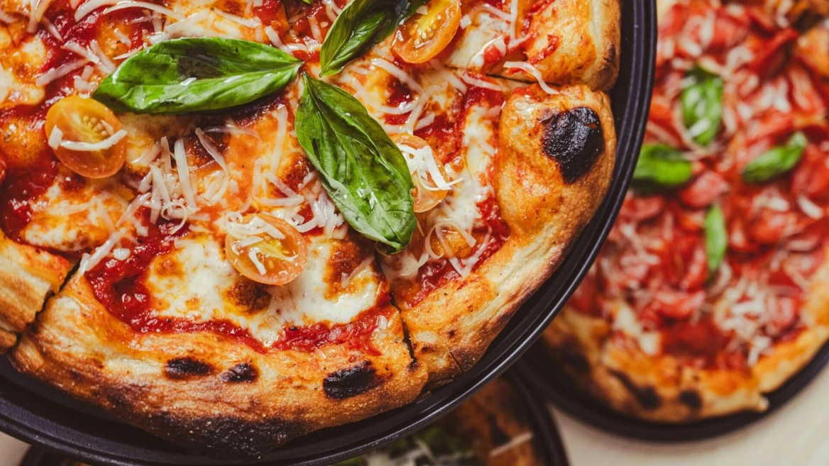 pizza napoletana con mozzarella, pomodoro e basilico