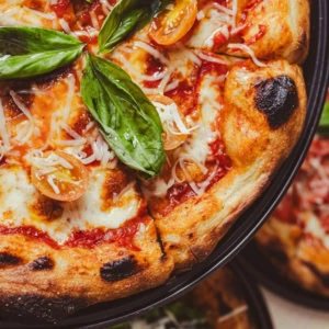 pizza napoletana con mozzarella, pomodoro e basilico