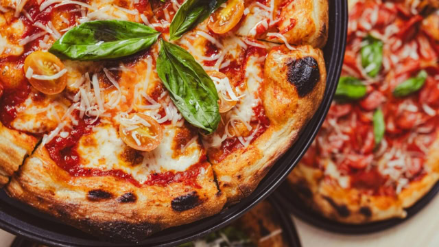 pizza napoletana con mozzarella, pomodoro e basilico