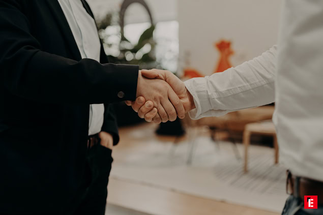 poignée de main professionnelle en bureau moderne