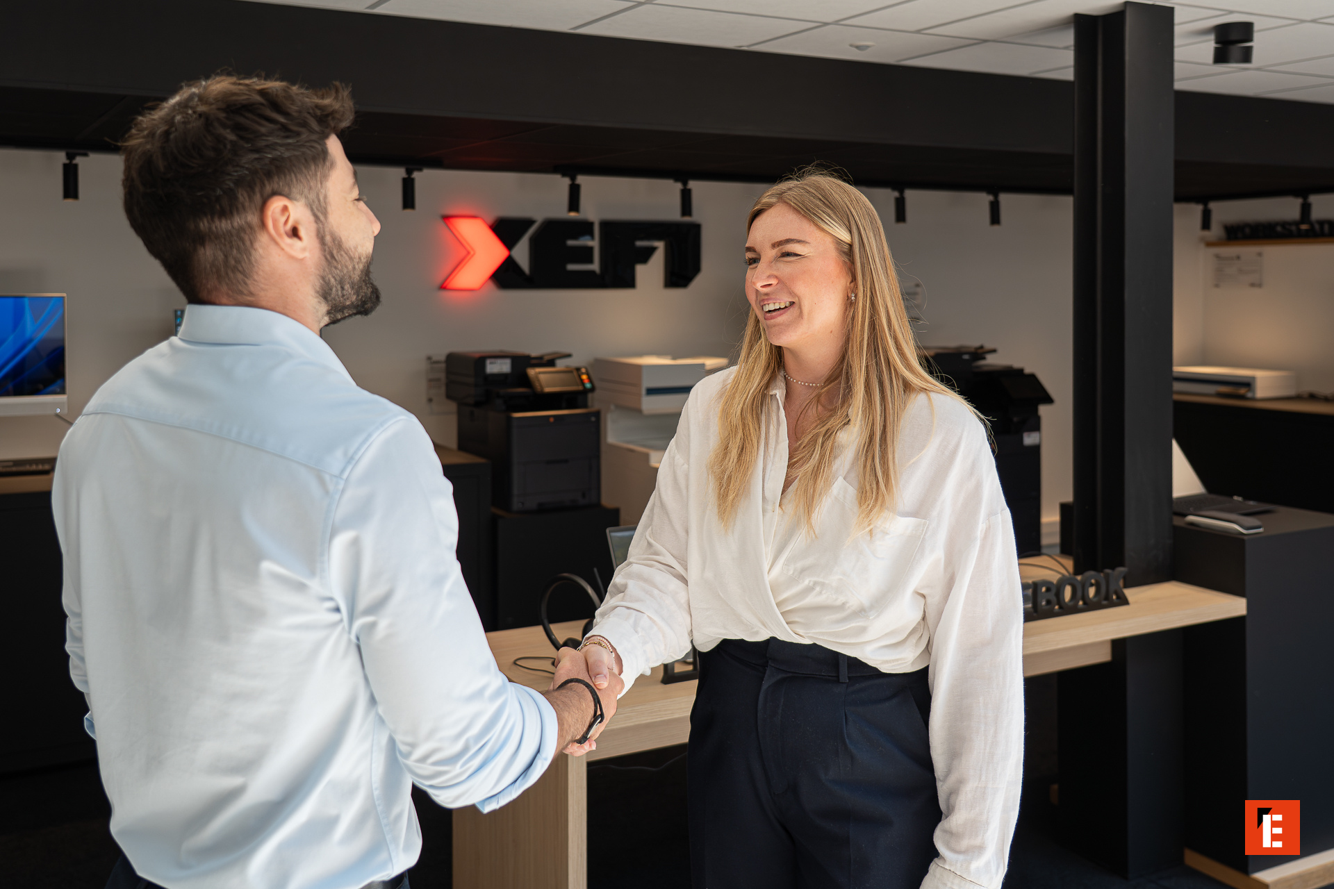 poignée de main professionnelle en bureau moderne